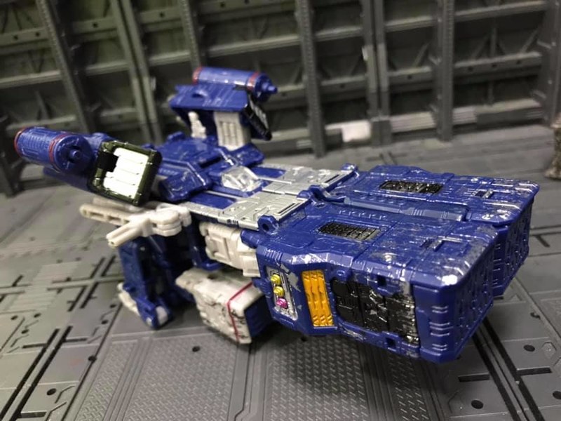 Transformers Siege Wave 2 Voyagers Soundwave And Starscream In Hand Photos 13 (13 of 16)